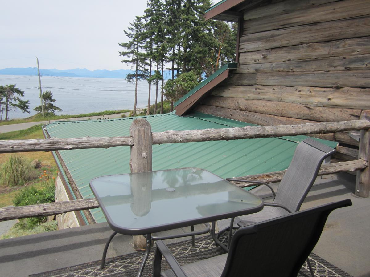 The Surf Lodge And Pub Gabriola Bagian luar foto