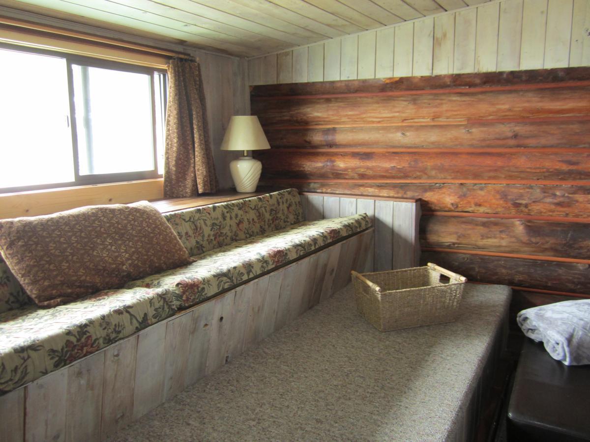 The Surf Lodge And Pub Gabriola Bagian luar foto