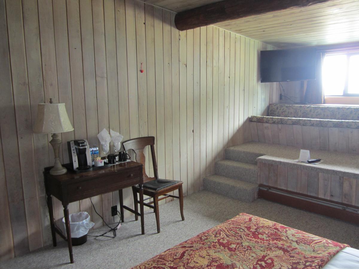 The Surf Lodge And Pub Gabriola Bagian luar foto