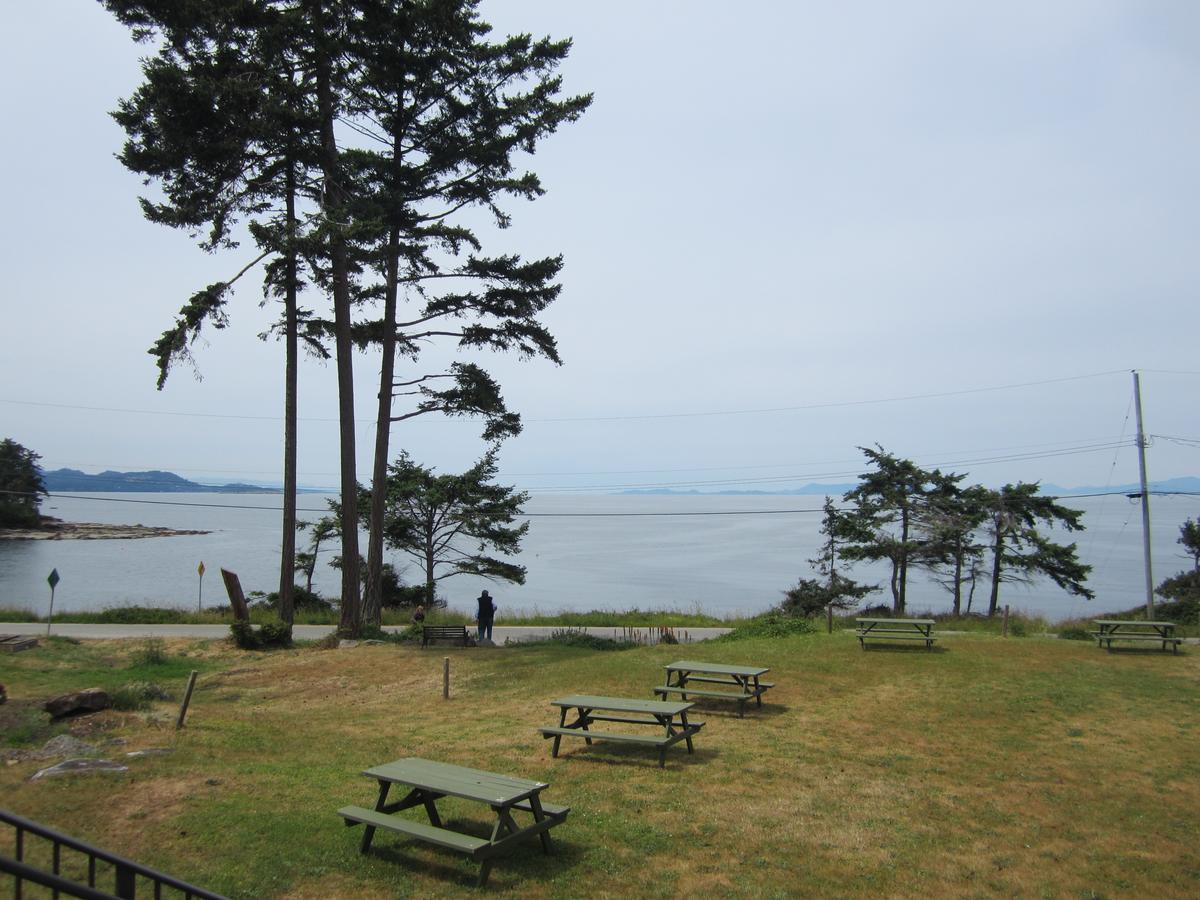 The Surf Lodge And Pub Gabriola Bagian luar foto