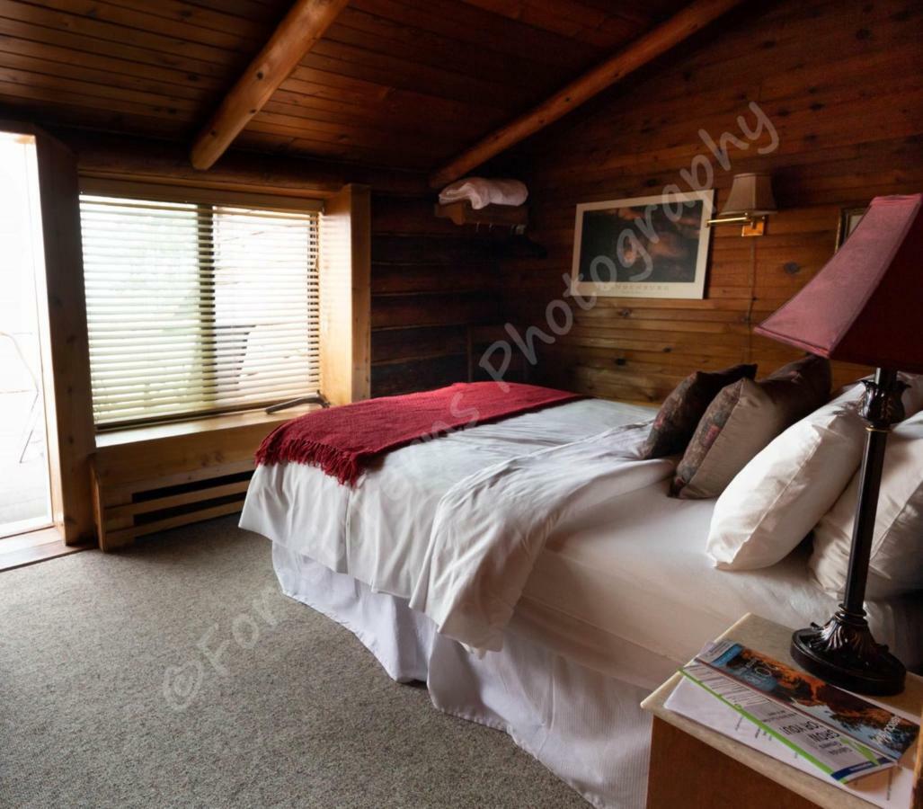 The Surf Lodge And Pub Gabriola Bagian luar foto