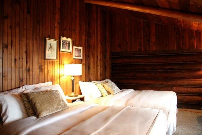 The Surf Lodge And Pub Gabriola Bagian luar foto