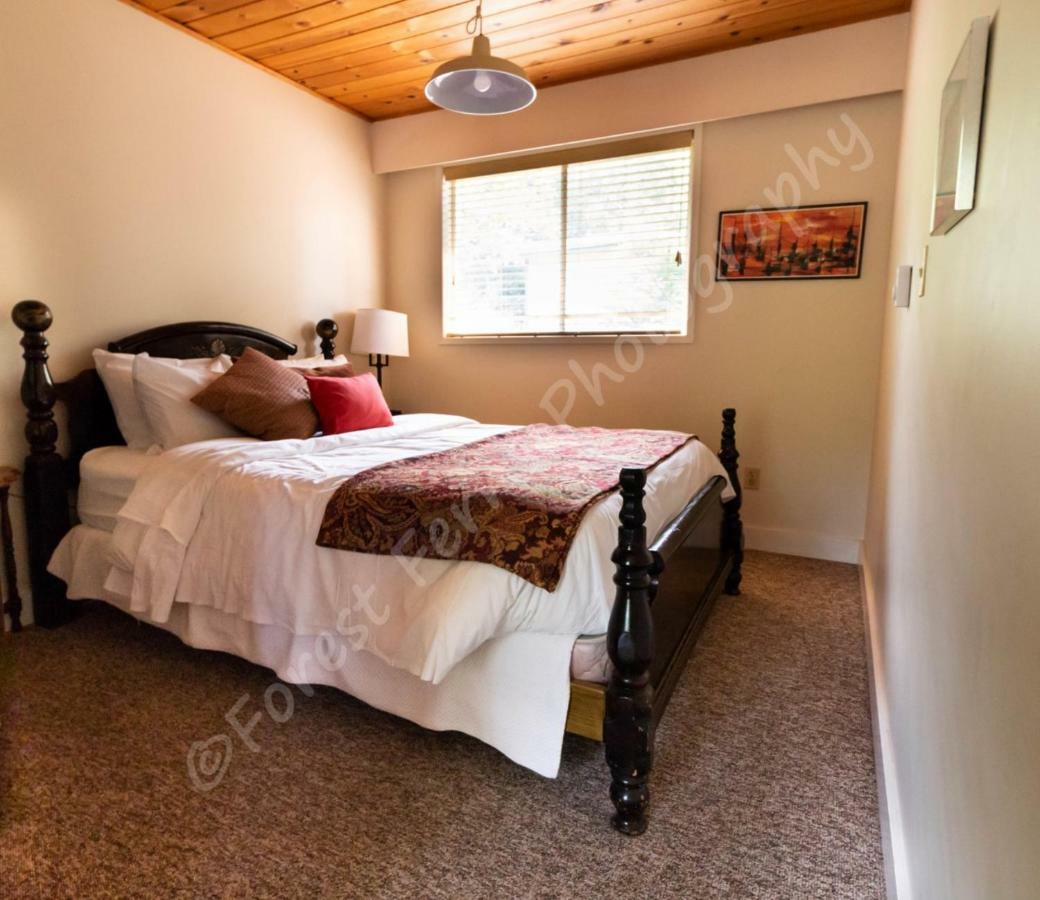 The Surf Lodge And Pub Gabriola Bagian luar foto