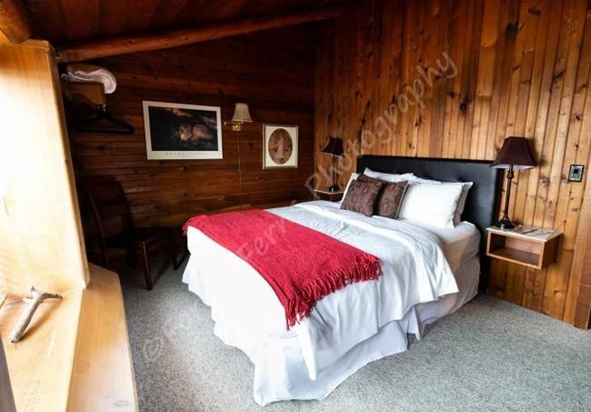 The Surf Lodge And Pub Gabriola Bagian luar foto