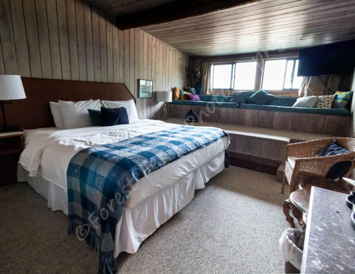 The Surf Lodge And Pub Gabriola Bagian luar foto