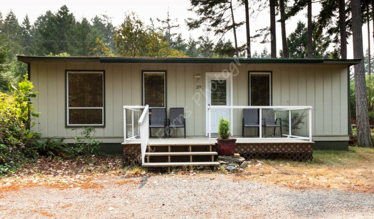 The Surf Lodge And Pub Gabriola Bagian luar foto
