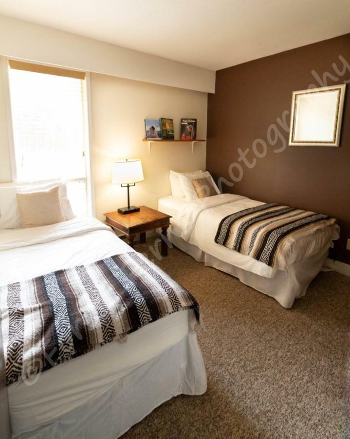 The Surf Lodge And Pub Gabriola Bagian luar foto