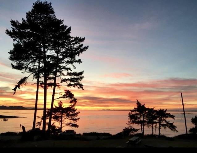 The Surf Lodge And Pub Gabriola Bagian luar foto