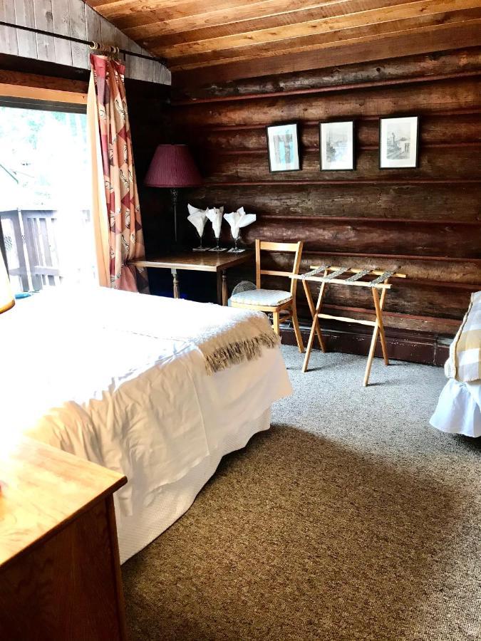 The Surf Lodge And Pub Gabriola Bagian luar foto