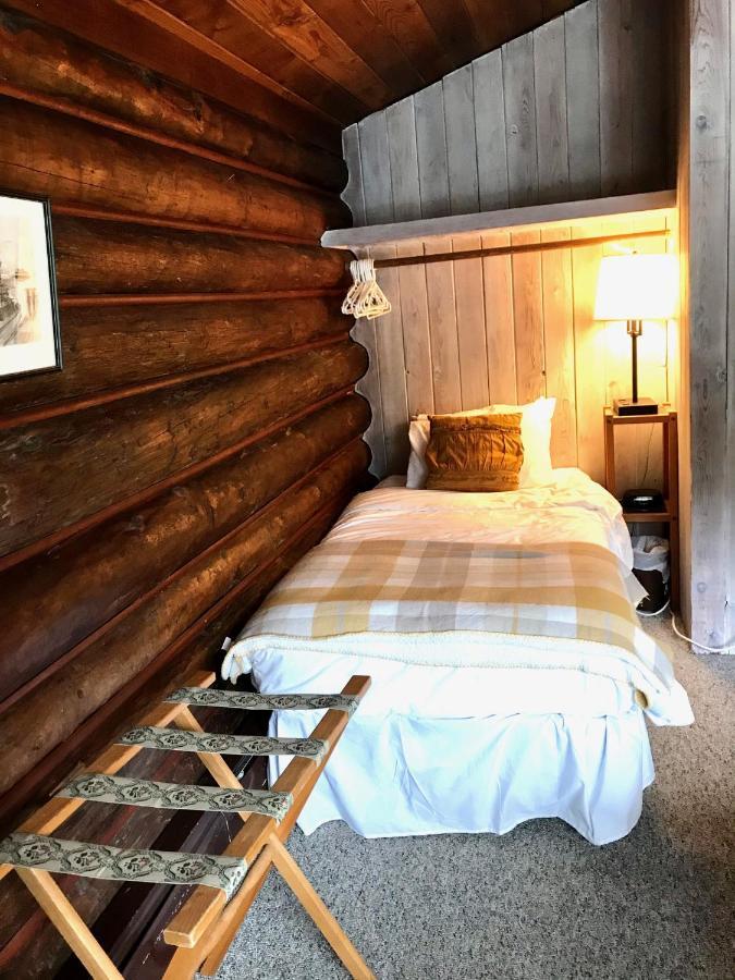 The Surf Lodge And Pub Gabriola Bagian luar foto