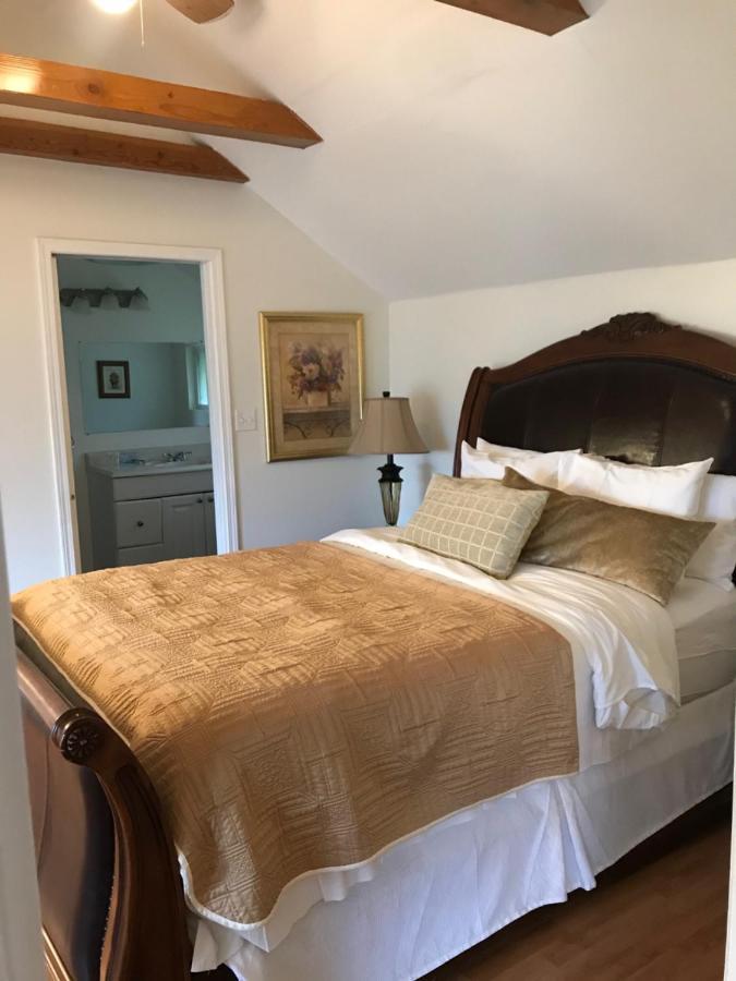 The Surf Lodge And Pub Gabriola Bagian luar foto