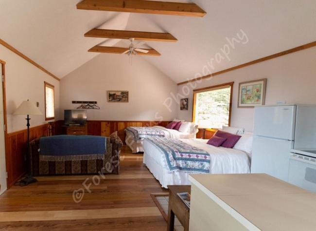 The Surf Lodge And Pub Gabriola Bagian luar foto